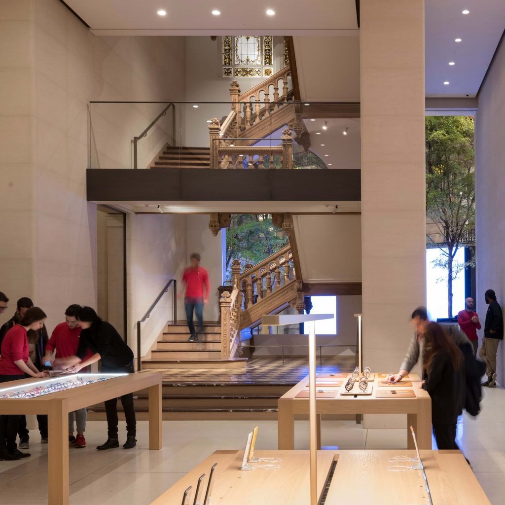建筑内的新与旧融合一体 ©Nigel Young/Foster+Partners