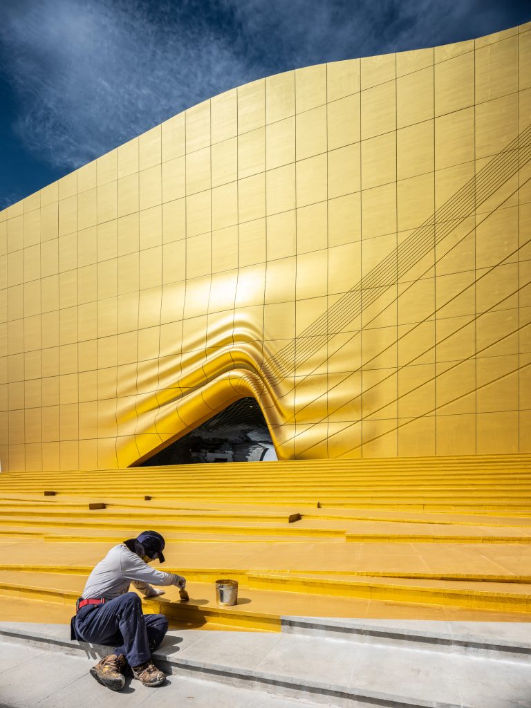 工人涂下金色的油漆©Ossip van Duivenbode