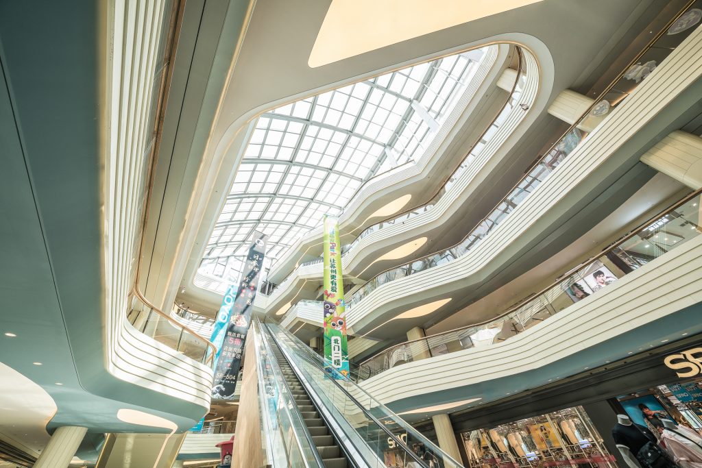 中心商城中央庭院 ©Aedas