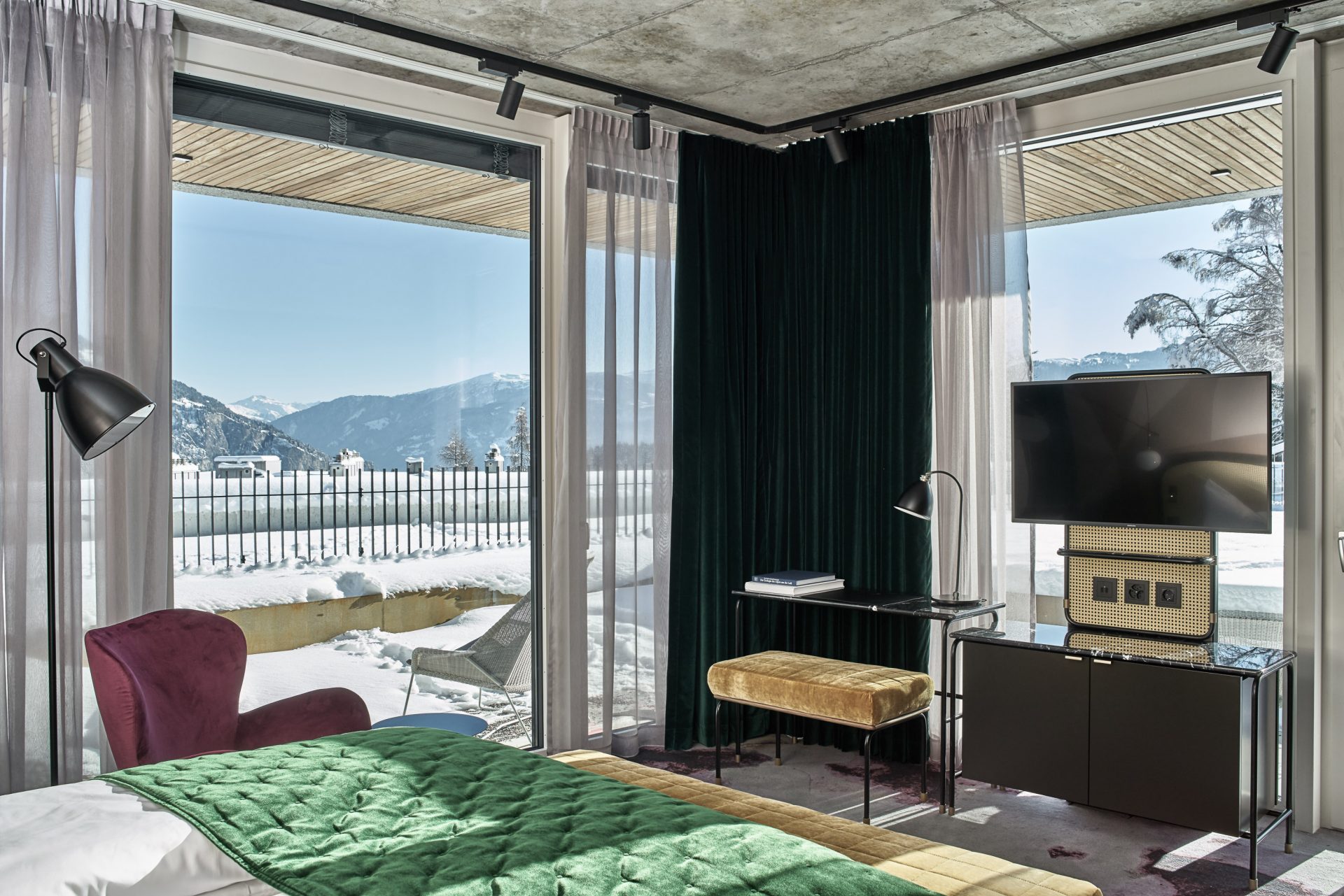 每个客房都有坐拥阿尔卑斯山山脉风景的阳台 ©Design Hotel