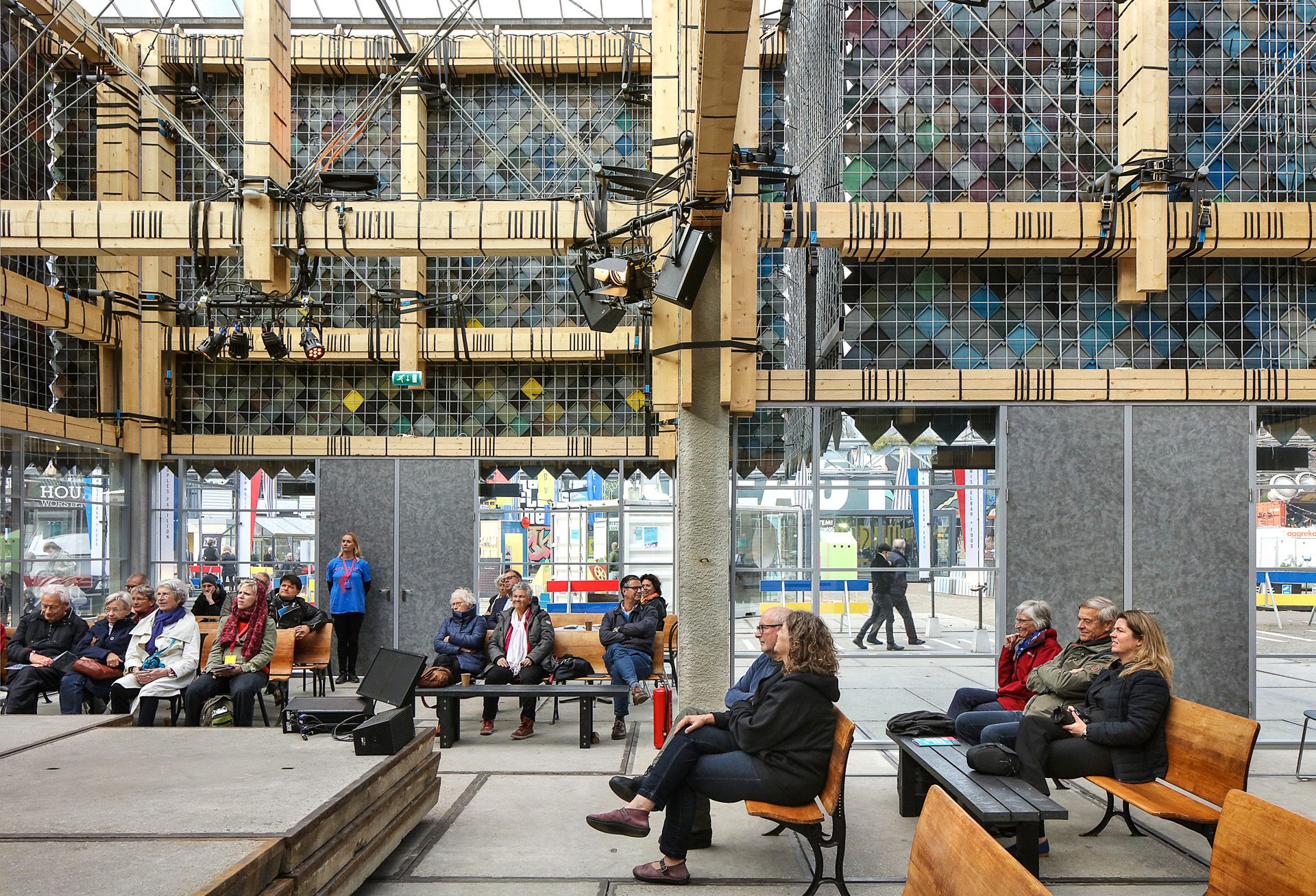 内部 ©Filip Dujardin
