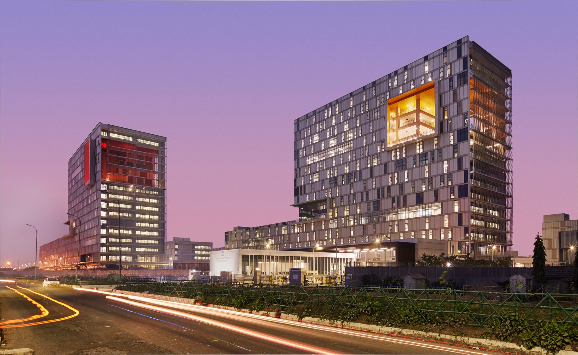 园区夜间街景 ©Dave Burk Photography