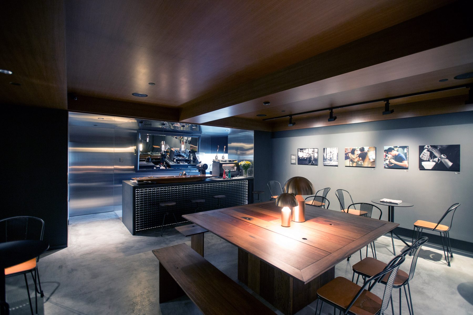 CAFÉ22中间有一张方桌,供游客聚会和谈论摄影和设计