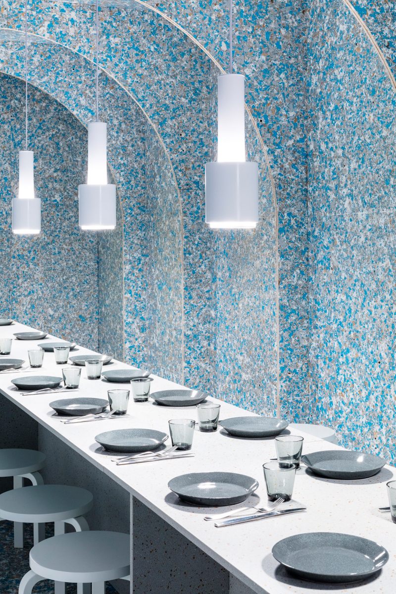 Zero Waste Bistro定制公共餐桌和餐具就由Durat Palace制造,并由Linda Bergroth设计。由Linda Bergroth设计的空间以Alvar Aalto的经典Artek凳子和手榴弹吊坠为特色,Iittala餐具可从芬兰设计商店购买。©Nicholas Calcott