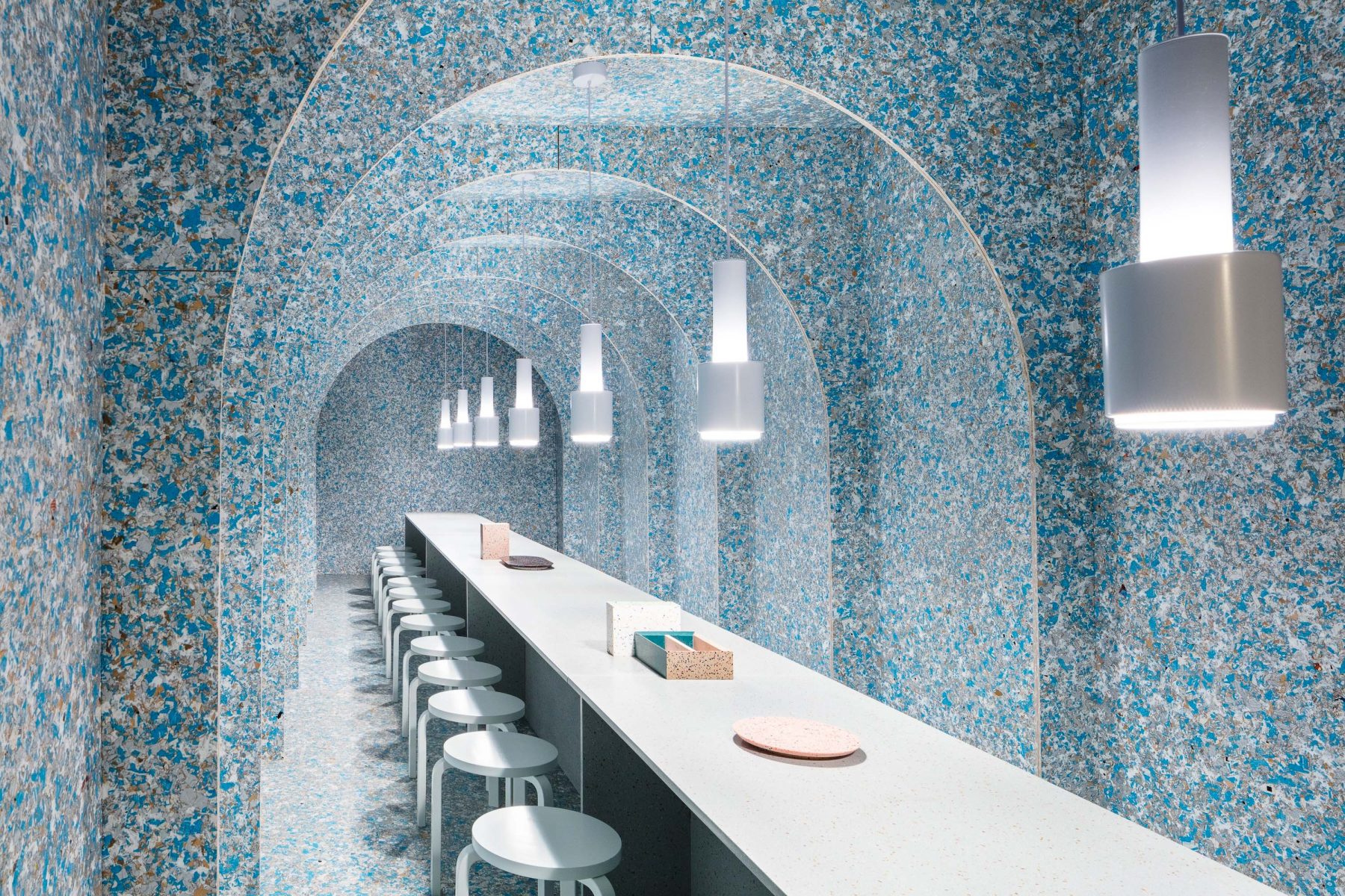 Zero Waste Bistro定制公共餐桌和餐具就由Linda Bergroth设计 ,Durat Palace制作。由Linda Bergroth设计的这个空间以Alvar Aalto的经典Artek凳子和手榴弹吊坠为特色。该建筑是由ReWall裸板,100%由四防废料制成。Durat复合材料由30%的后工业材料和天然颜料制成,100%可回收利用。