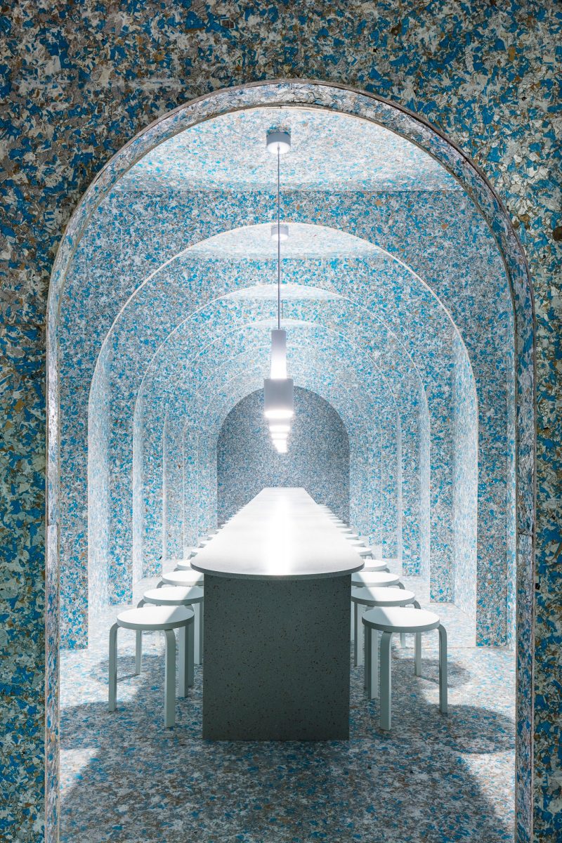 Zero Waste Bistro定制公共餐桌和餐具就由Linda Bergroth设计 ,Durat Palace制作。由Linda Bergroth设计的这个空间以Alvar Aalto的经典Artek凳子和手榴弹吊坠为特色。该建筑是由ReWall裸板,100%由四防废料制成。Durat复合材料由30%的后工业材料和天然颜料制成,100%可回收利用。