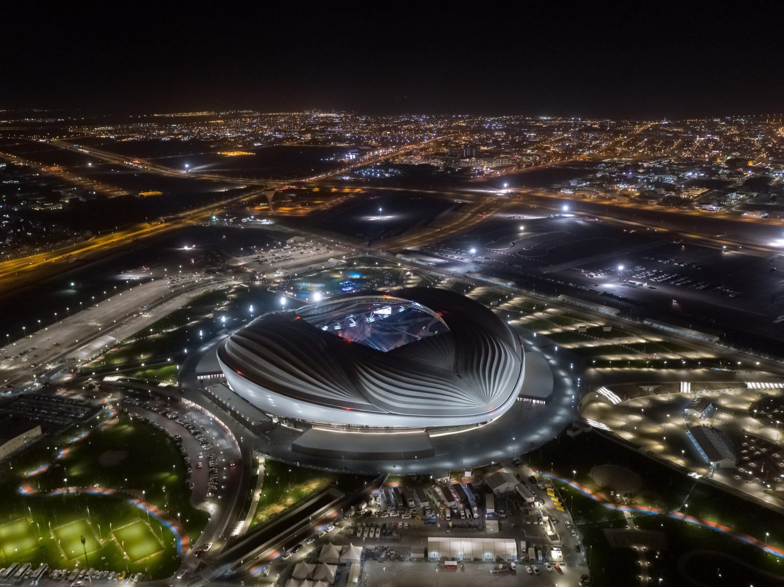 艾尔瓦克拉体育场夜景鸟瞰 ©Zaha Haidid Architects
